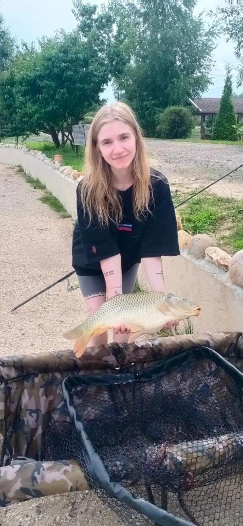 девушка на рыбалке