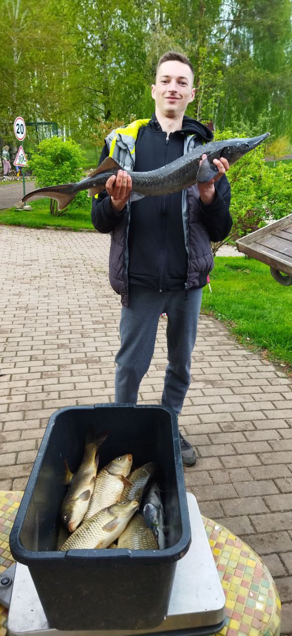 парень на рыбалке уловчик супер